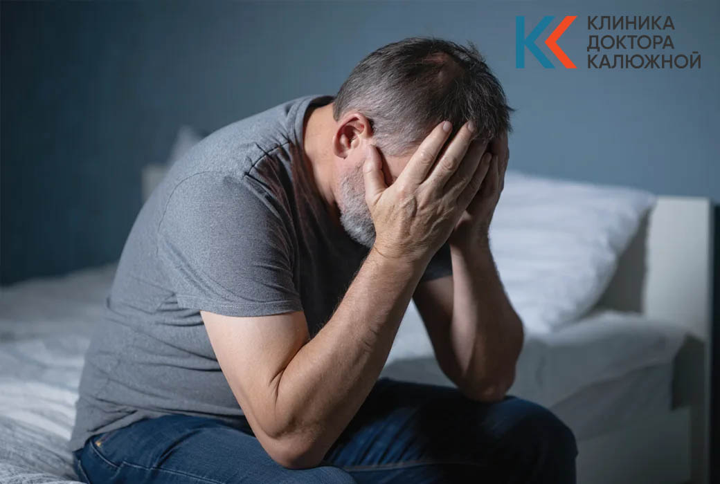 Мужчина держится за голову